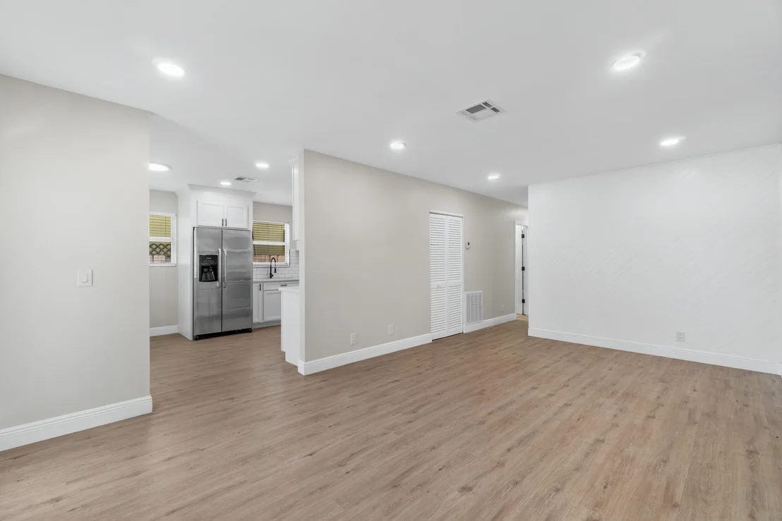 Photo of 4882 Lincoln Road