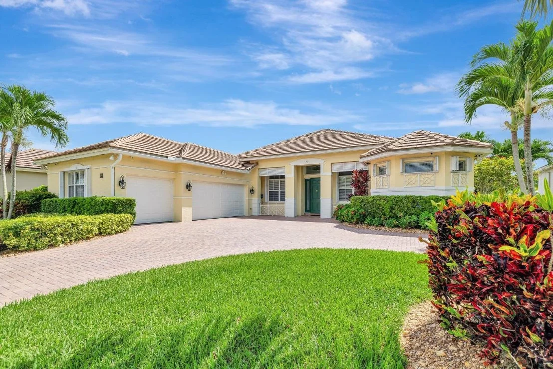 Photo of 699 SW River Bend Circle