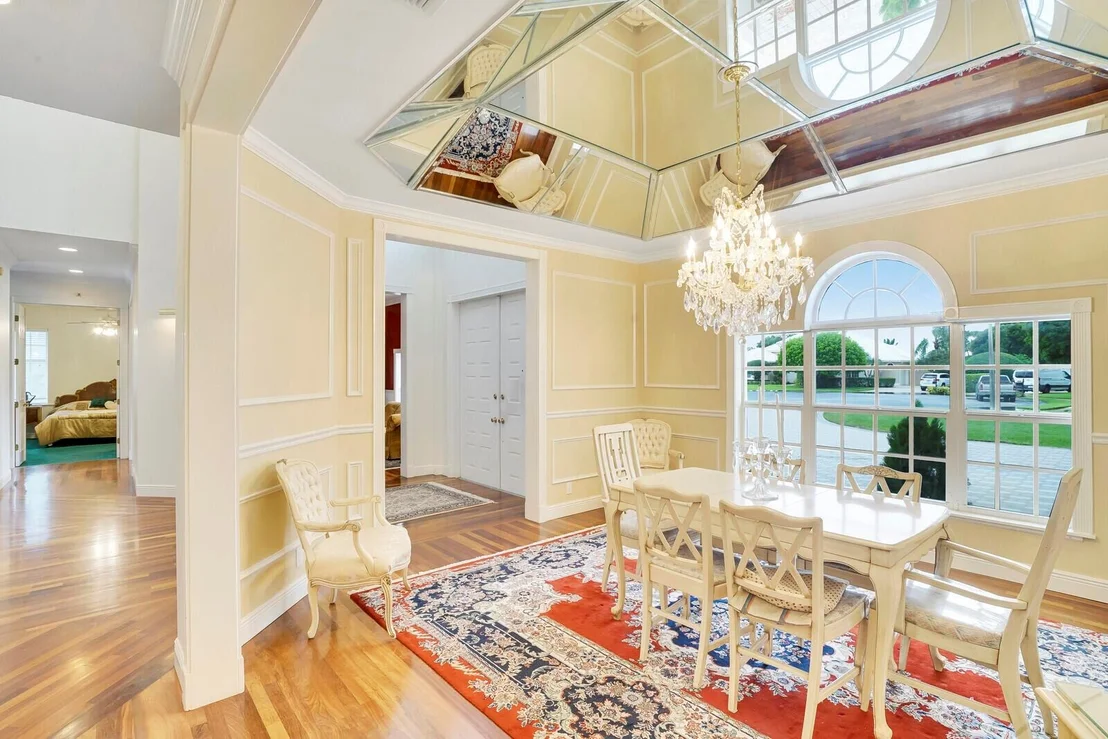 Photo of 2000 Henley Place