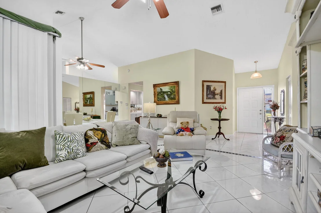 Photo of 7147 Le Chalet Boulevard