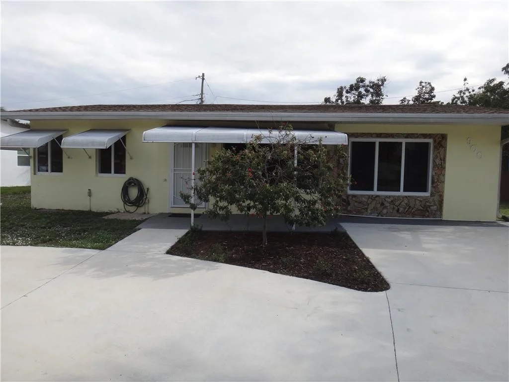 Photo of 900 NE 23rd Place