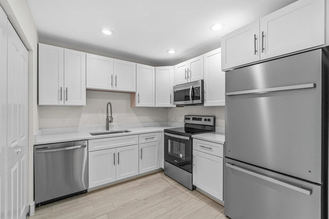 Photo of 1004 Manor Drive