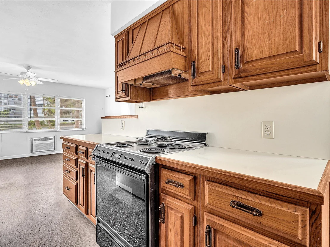 Photo of 702 S RIVERSIDE Drive