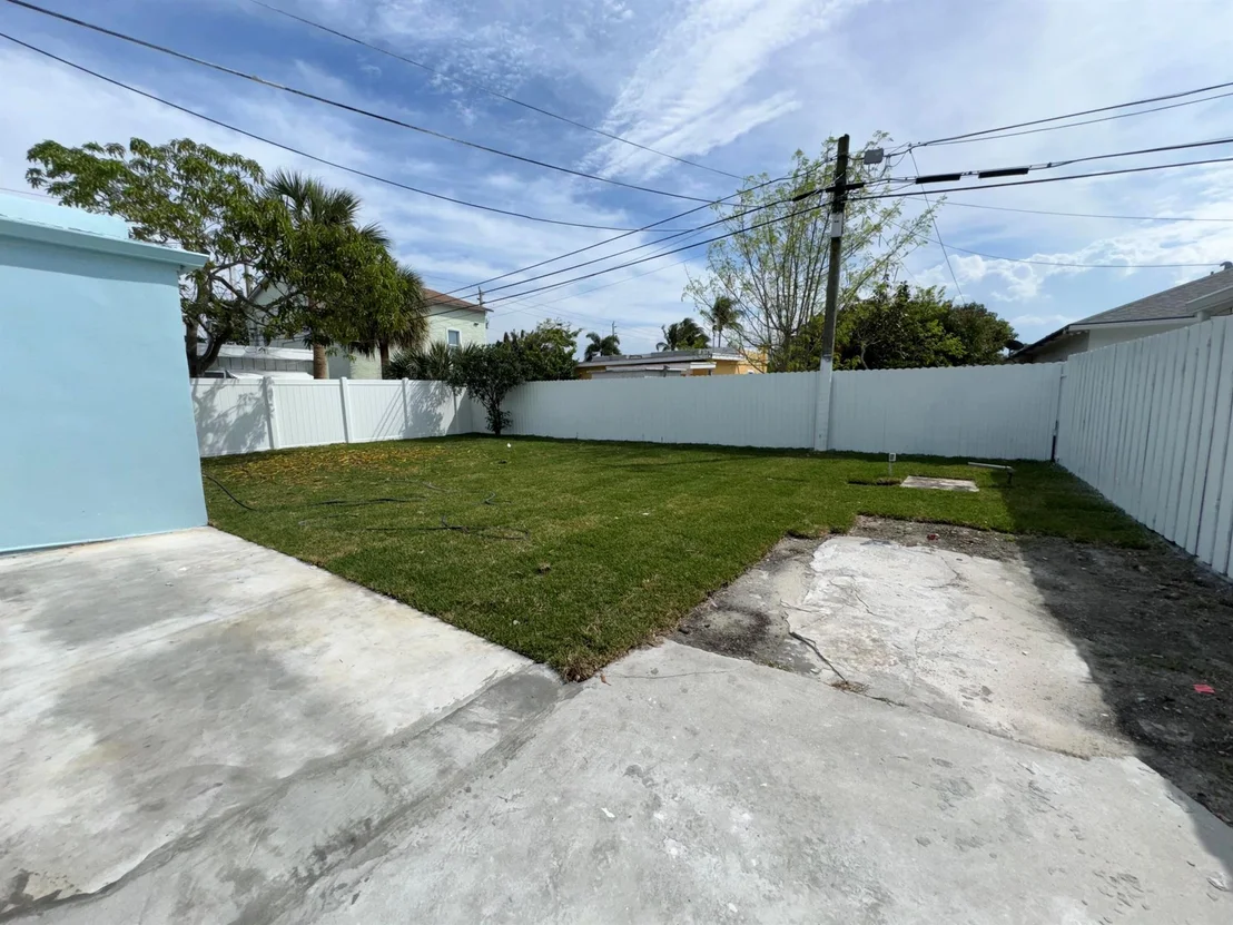 Photo of 418 Colonial Road