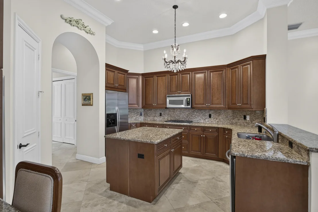 Photo of 10715 Versailles Boulevard