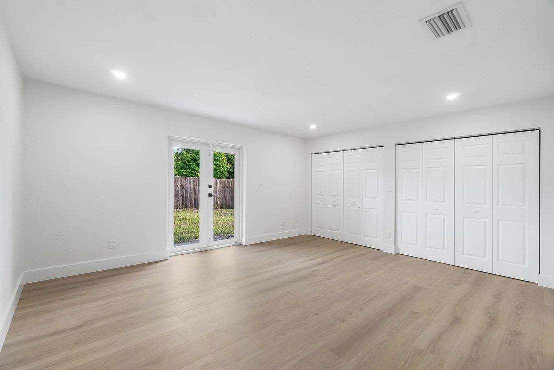 Photo of 4879 LINCOLN Road