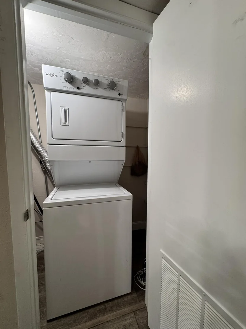 Photo of Unit J1 at 3124 Us Highway 441