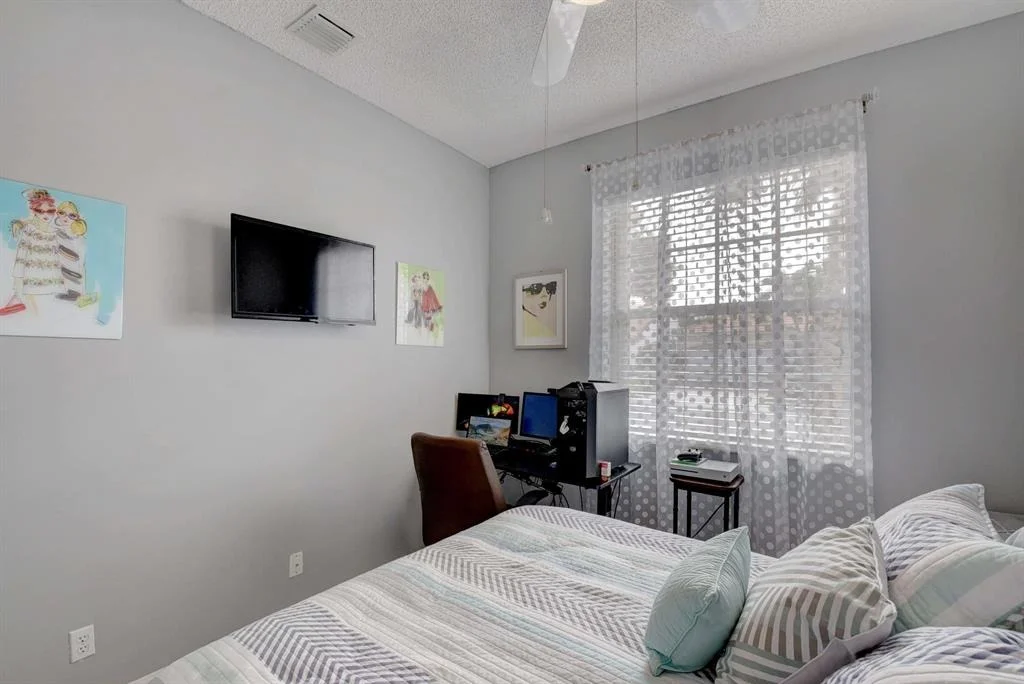Photo of 6169 Heliconia Road