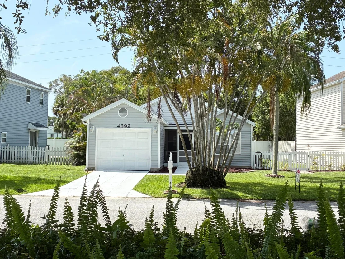 Photo of 4692 LAKESIDE Circle