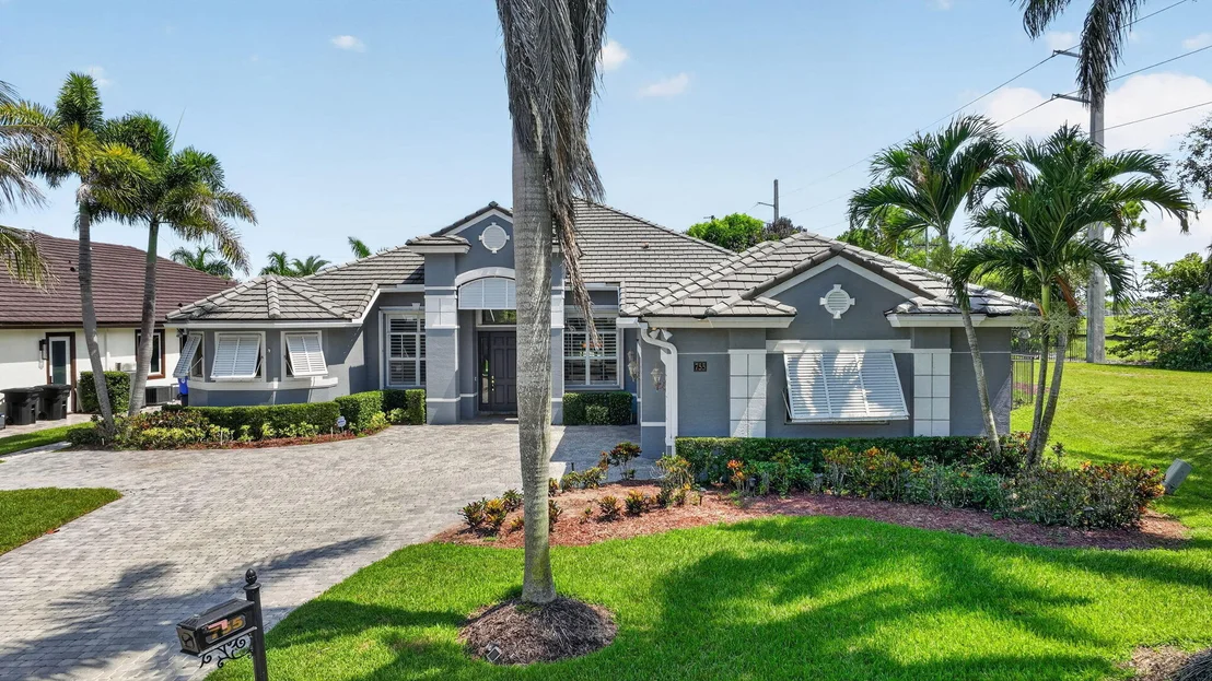 Photo of 755 SW RIVER BEND Circle