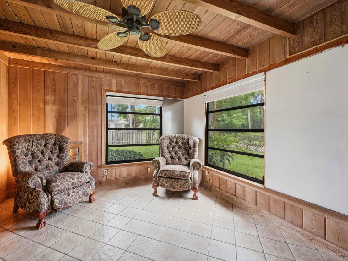 Photo of 815 South Road