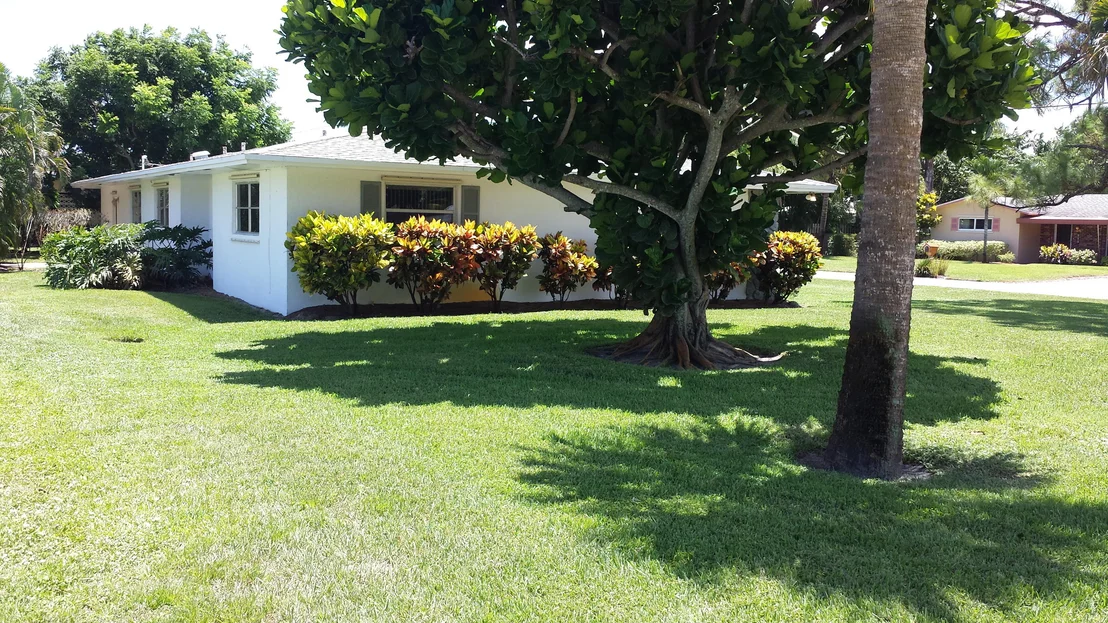 Photo of 381 SE Edgewood Drive