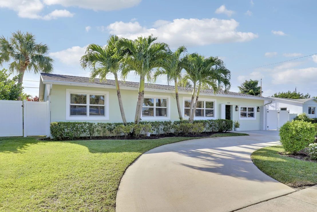Photo of 424 Ebbtide Drive