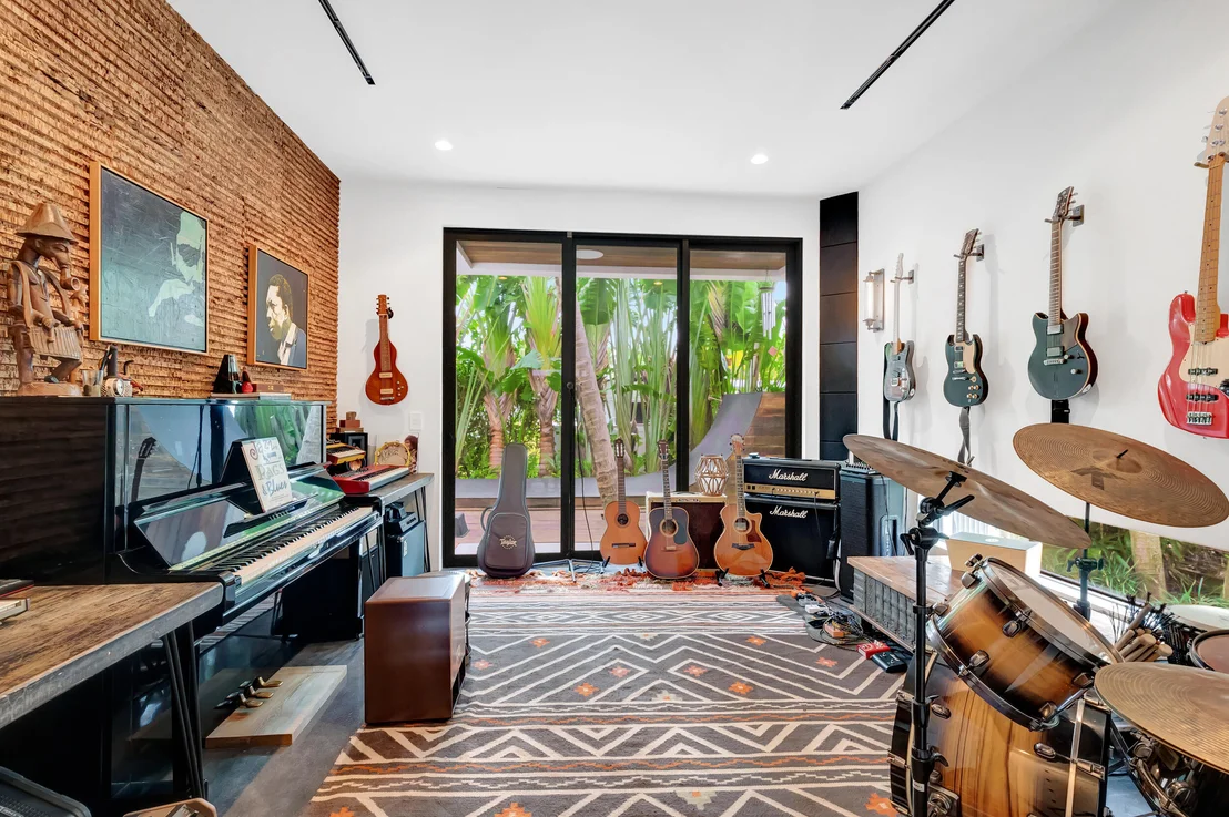 Photo of 3421 Beacon Street