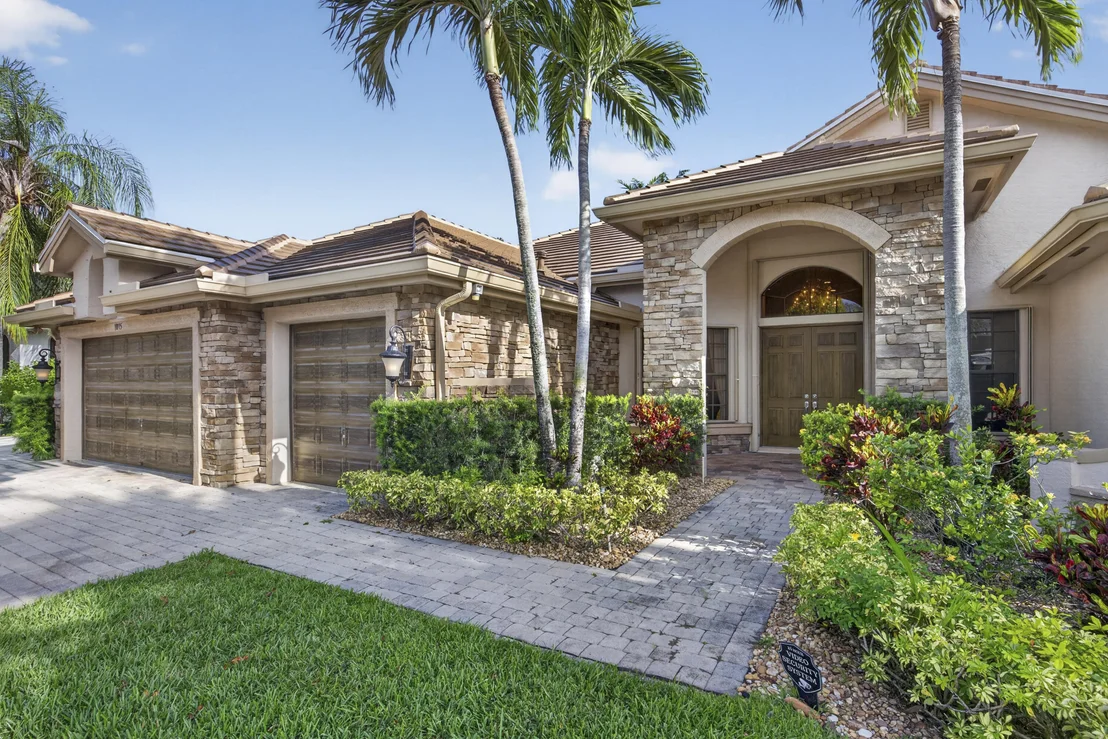 Photo of 10715 Versailles Boulevard