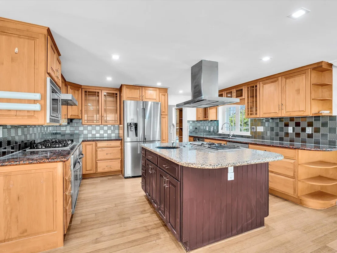 Photo of 518 N Riverside Drive