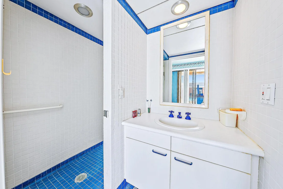 Photo of Unit N21 at 2 N Breakers Row