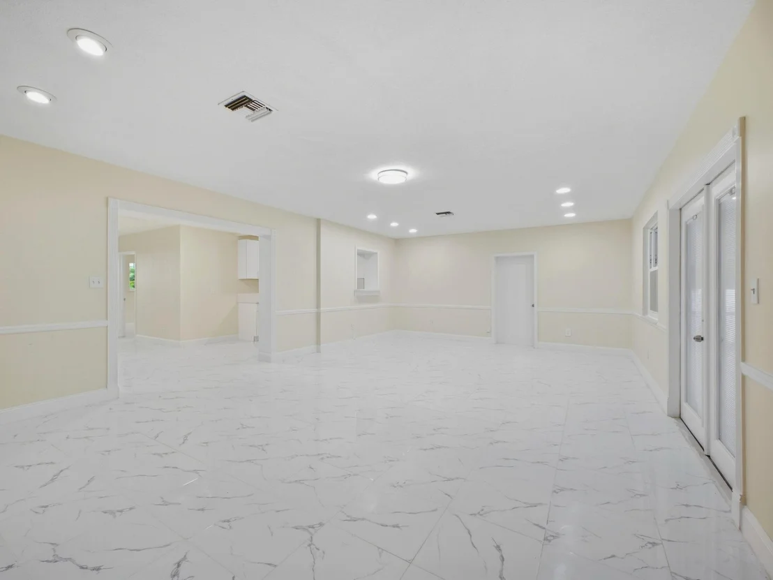 Photo of 1421 Crest Drive
