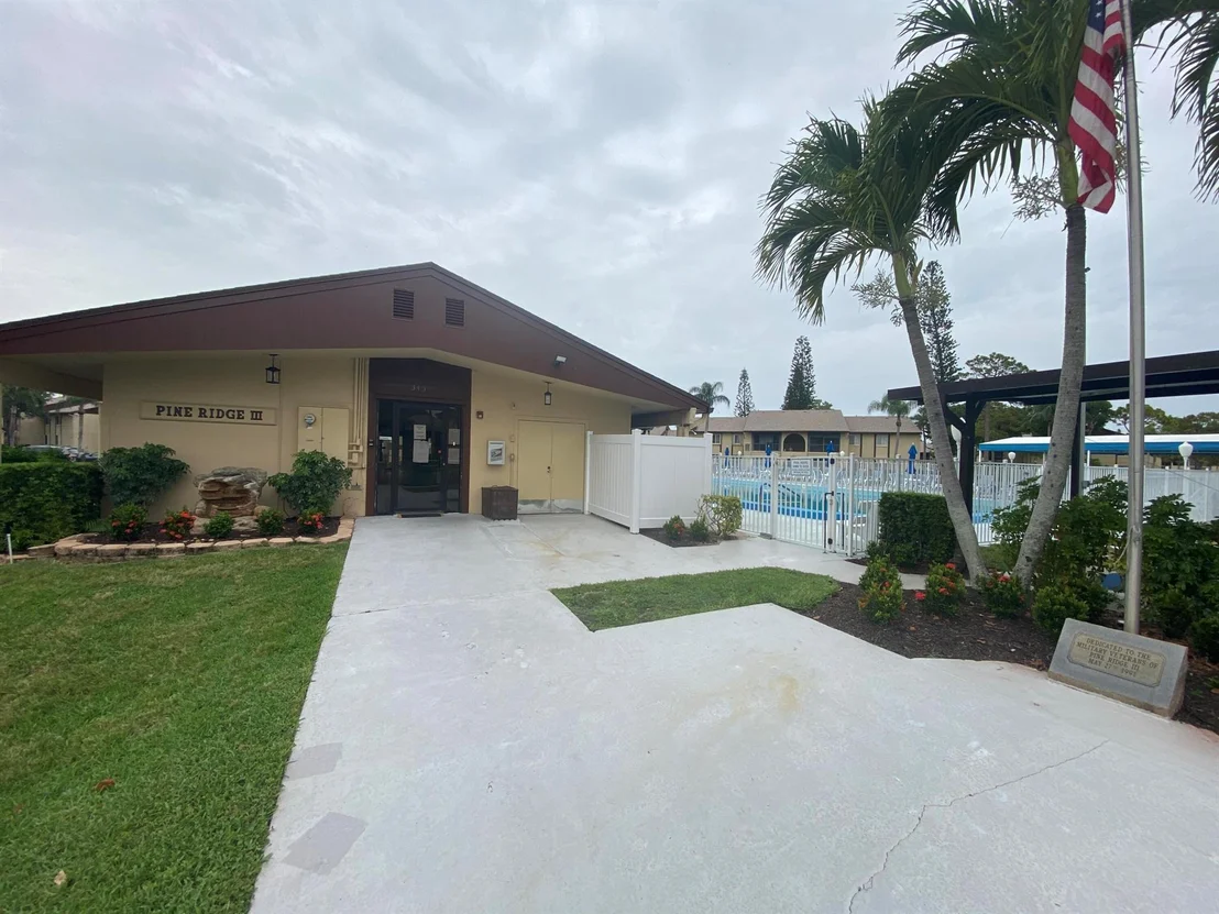 Photo of Unit D1 at 302 Pine Ridge Circle