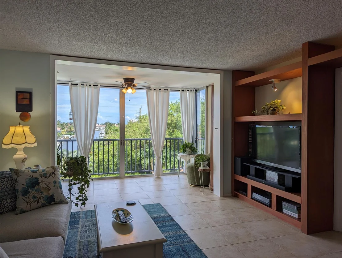 Photo of Unit UNIT405 at 2829 Florida Boulevard