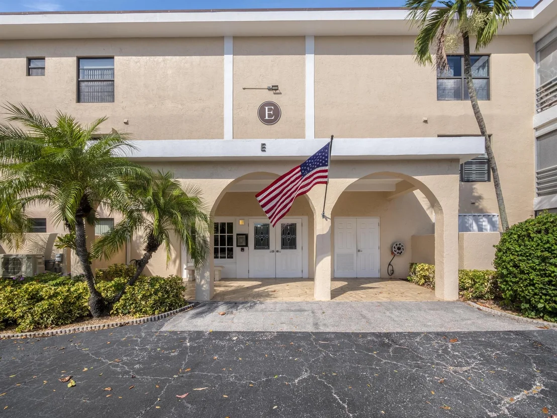 Photo of Unit 103E at 300 N Highway A1a