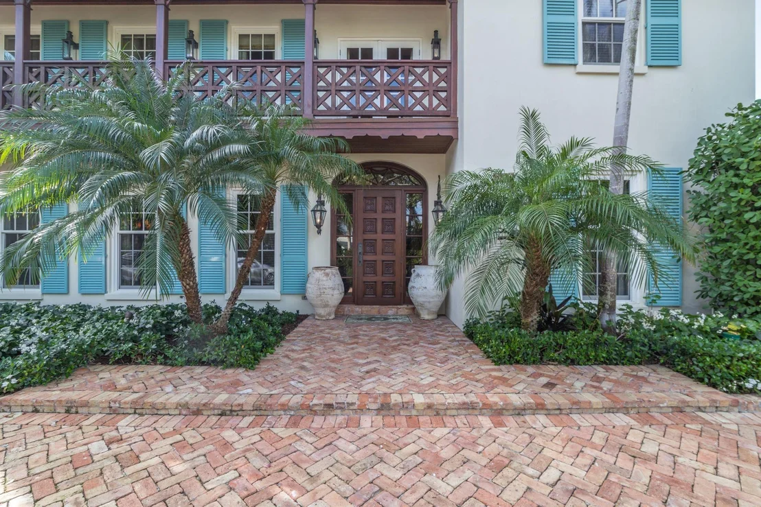 Photo of 200 Esplanade Way