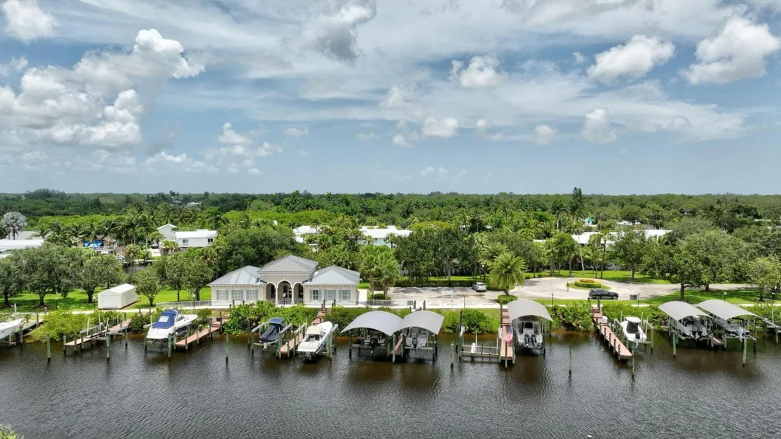 Photo of 699 SW River Bend Circle