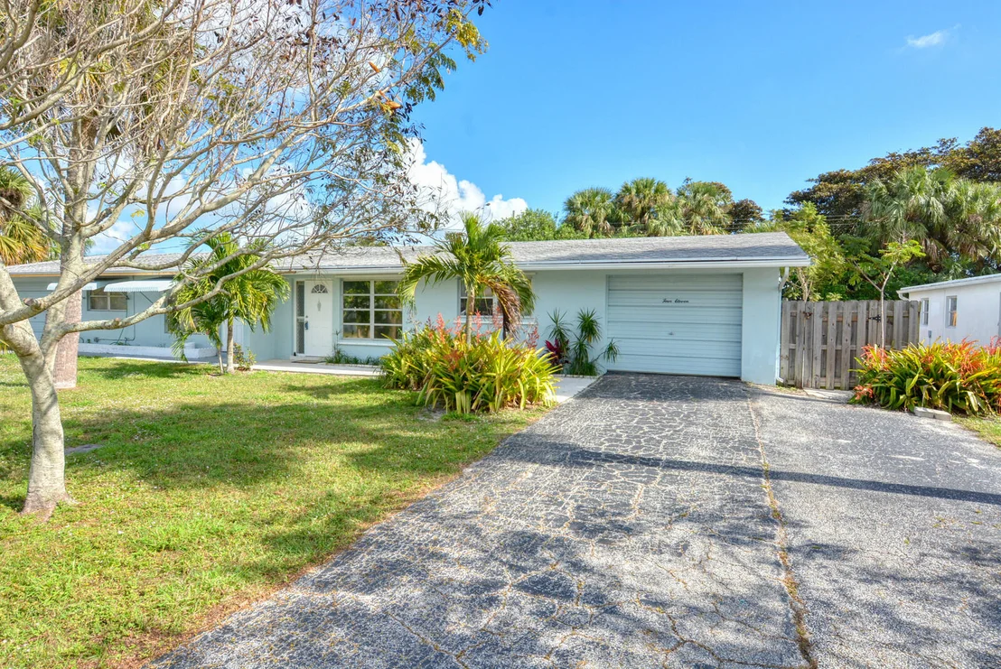 Photo of 411 SE Fini Drive