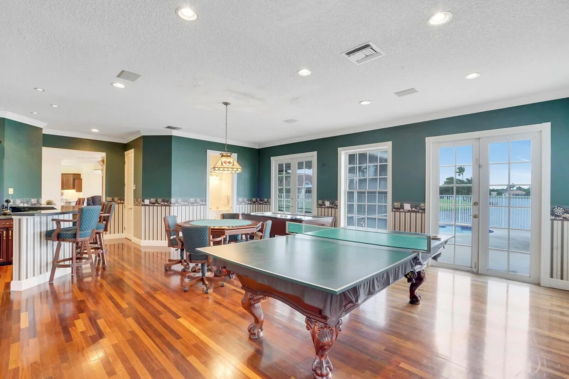 Photo of 2000 Henley Place