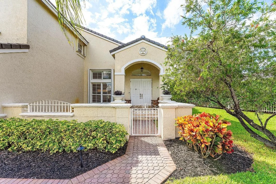 Photo of 6092 Indian Forest Circle