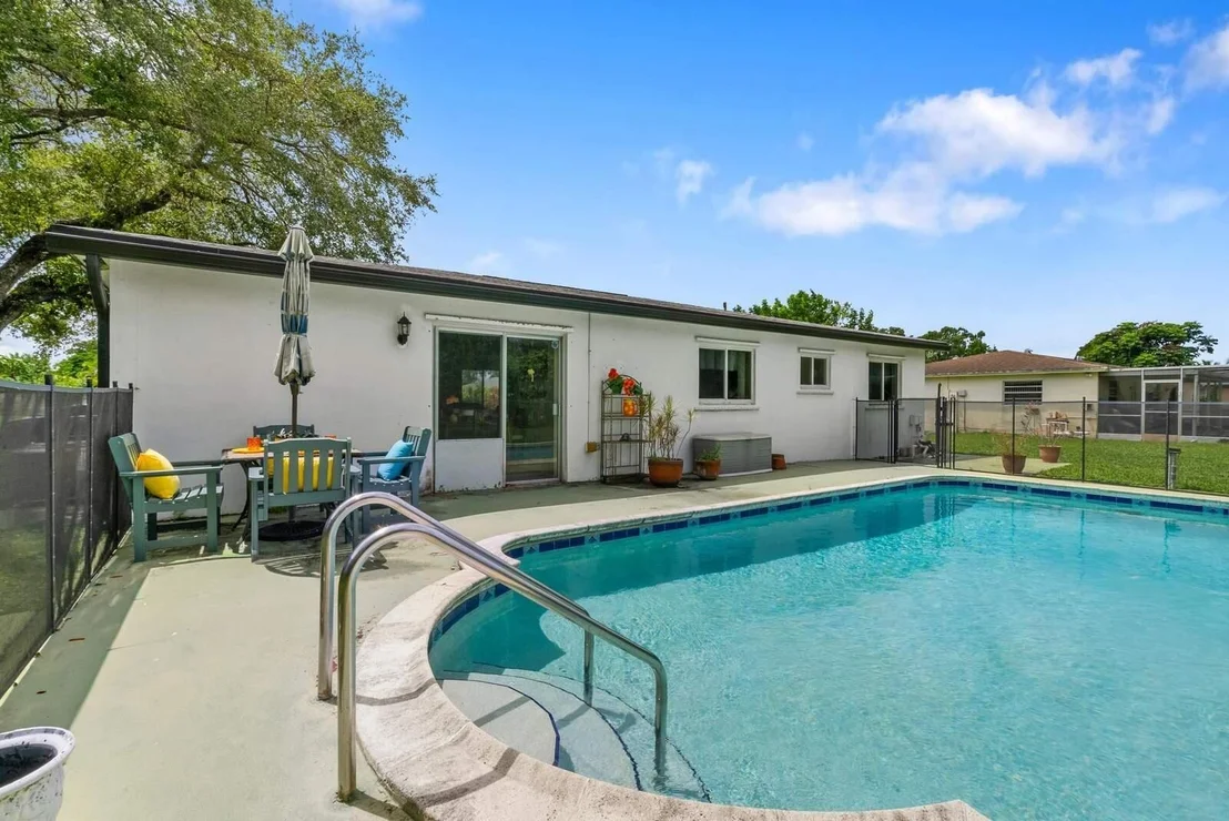 Photo of 4579 Addison Street