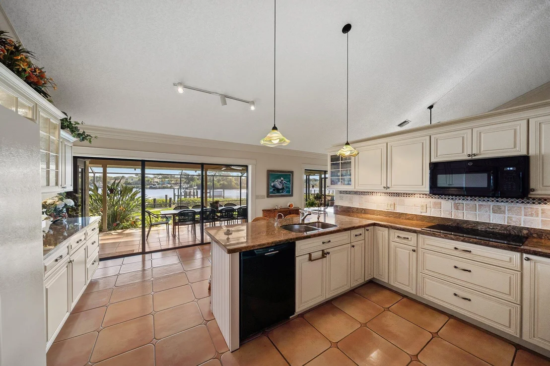 Photo of 41 SE Saddleback Road