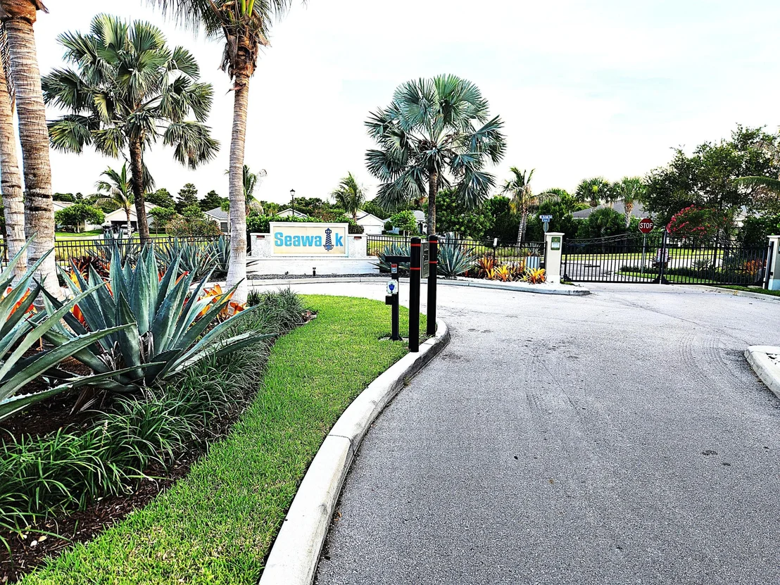 Photo of 2841 NE BREEZEWAY Circle