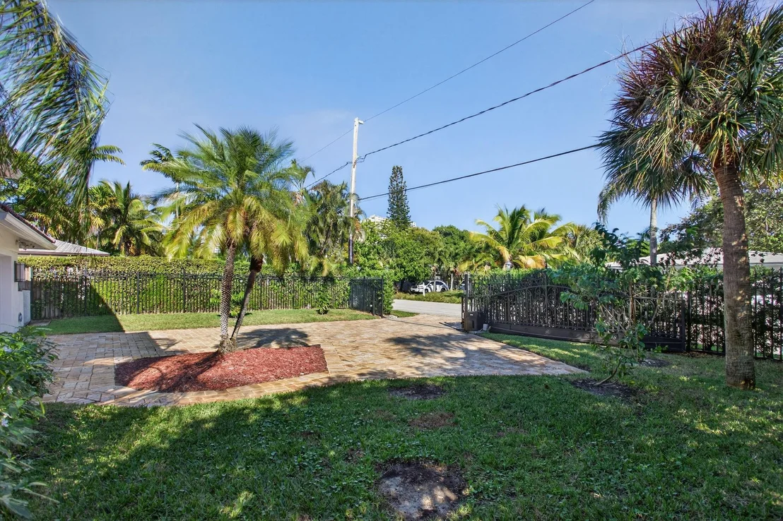 Photo of 513 S Riverside Drive