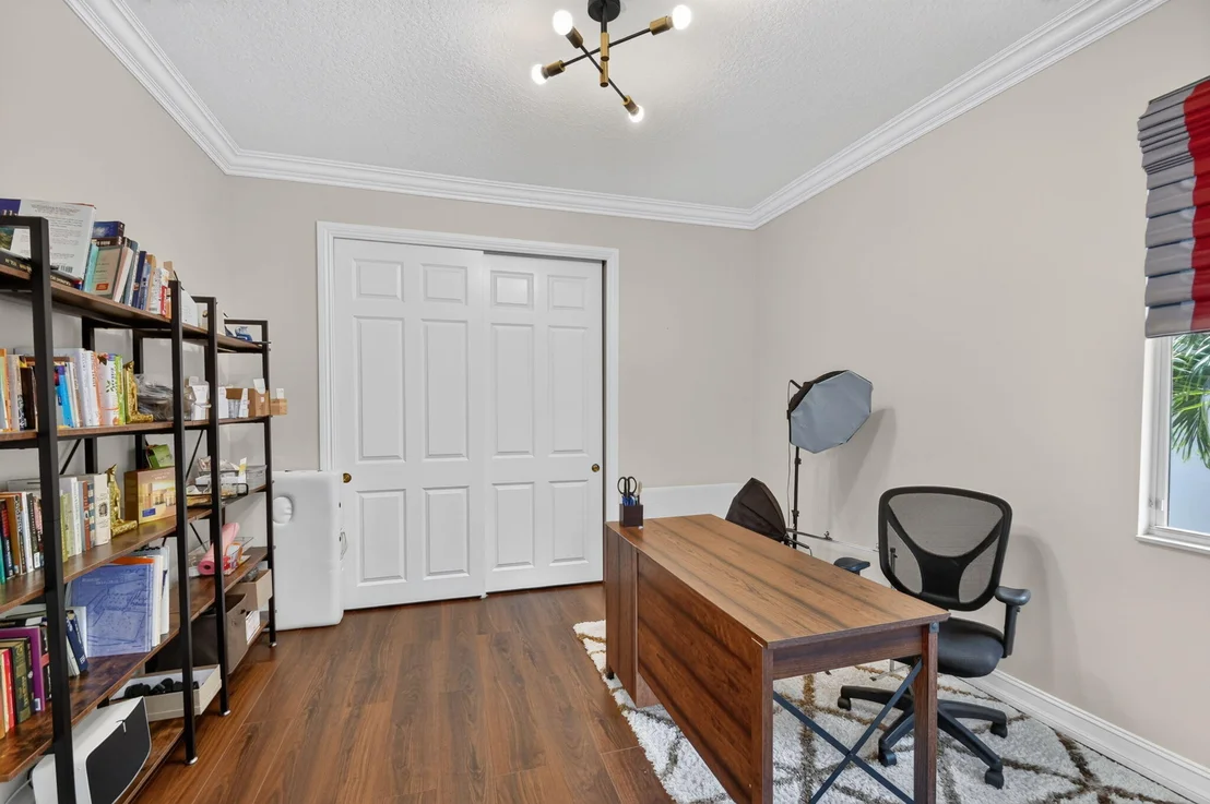 Photo of 718 Edgebrook Lane