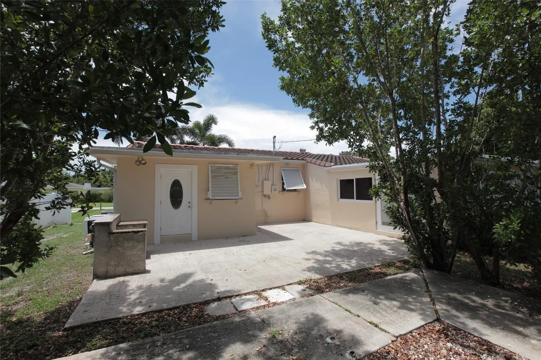 Photo of 305 Gulfstream Drive