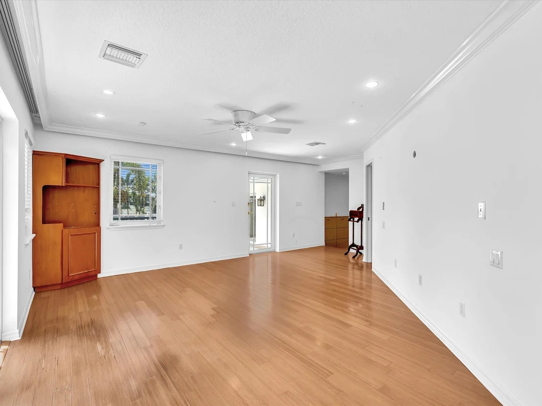 Photo of 518 N Riverside Drive