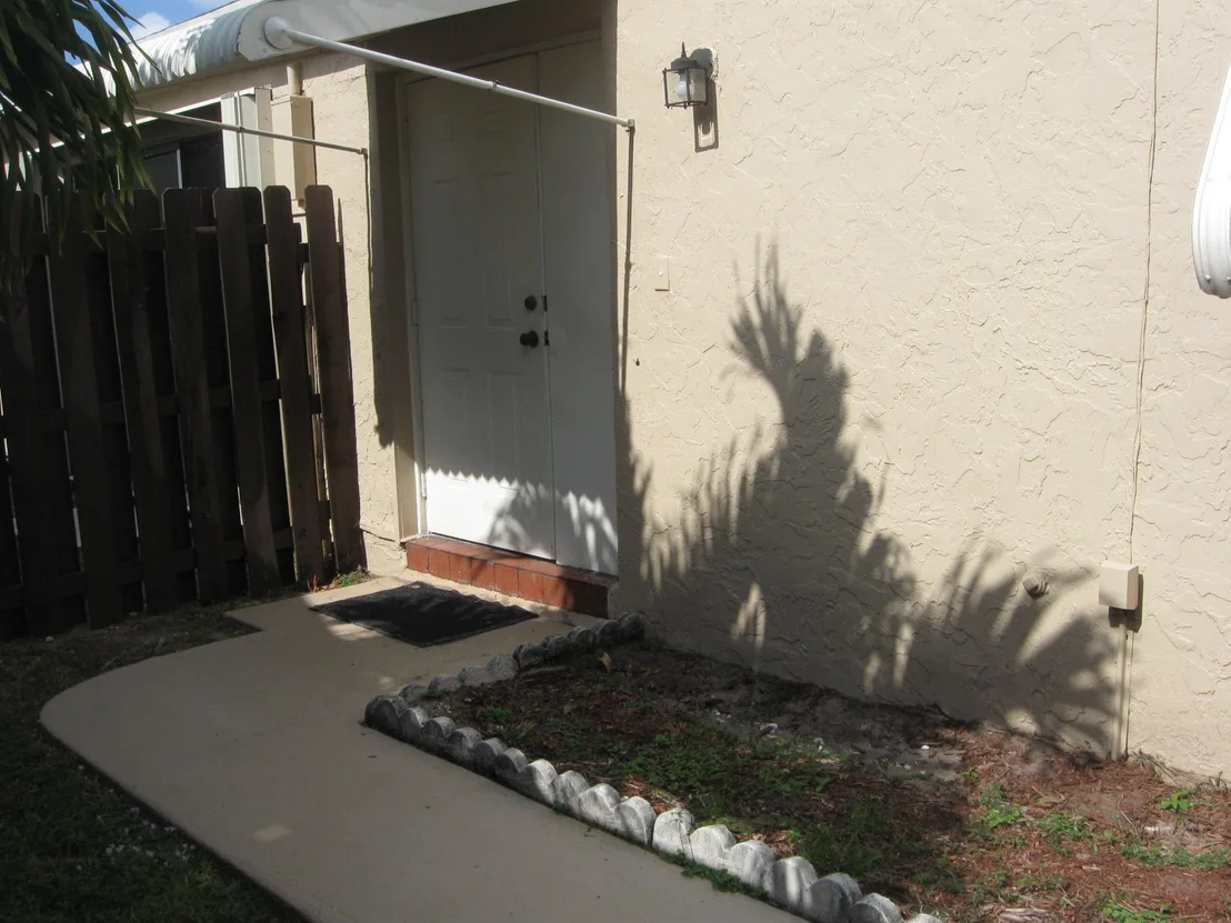 Photo of 5550 Mirror Lakes Boulevard