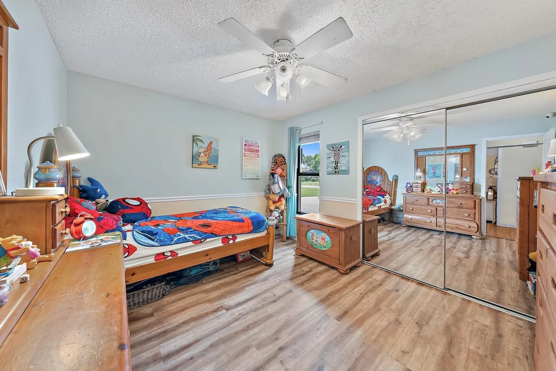 Photo of 1180 Larch Way