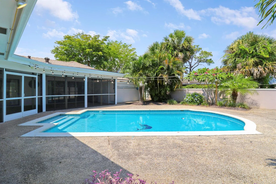 Photo of 316 River Drive