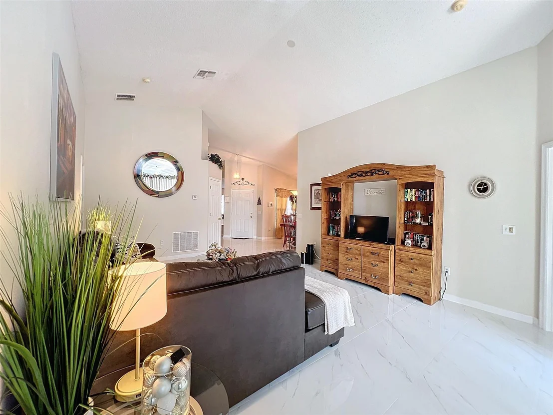 Photo of 204 W Fox Loop