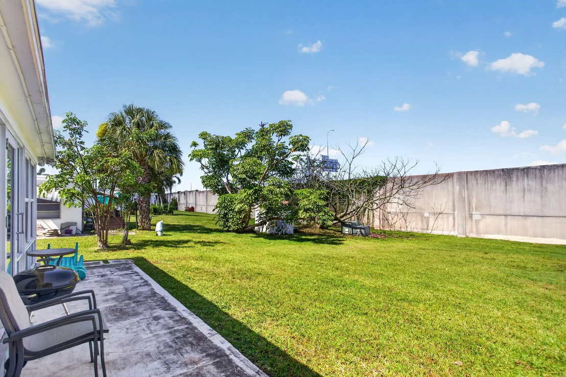 Photo of 3121 E Golf Boulevard