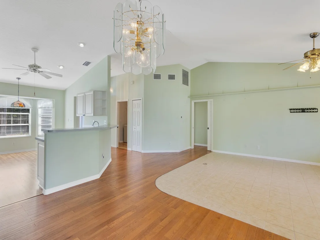 Photo of 825 Landsdowne Drive
