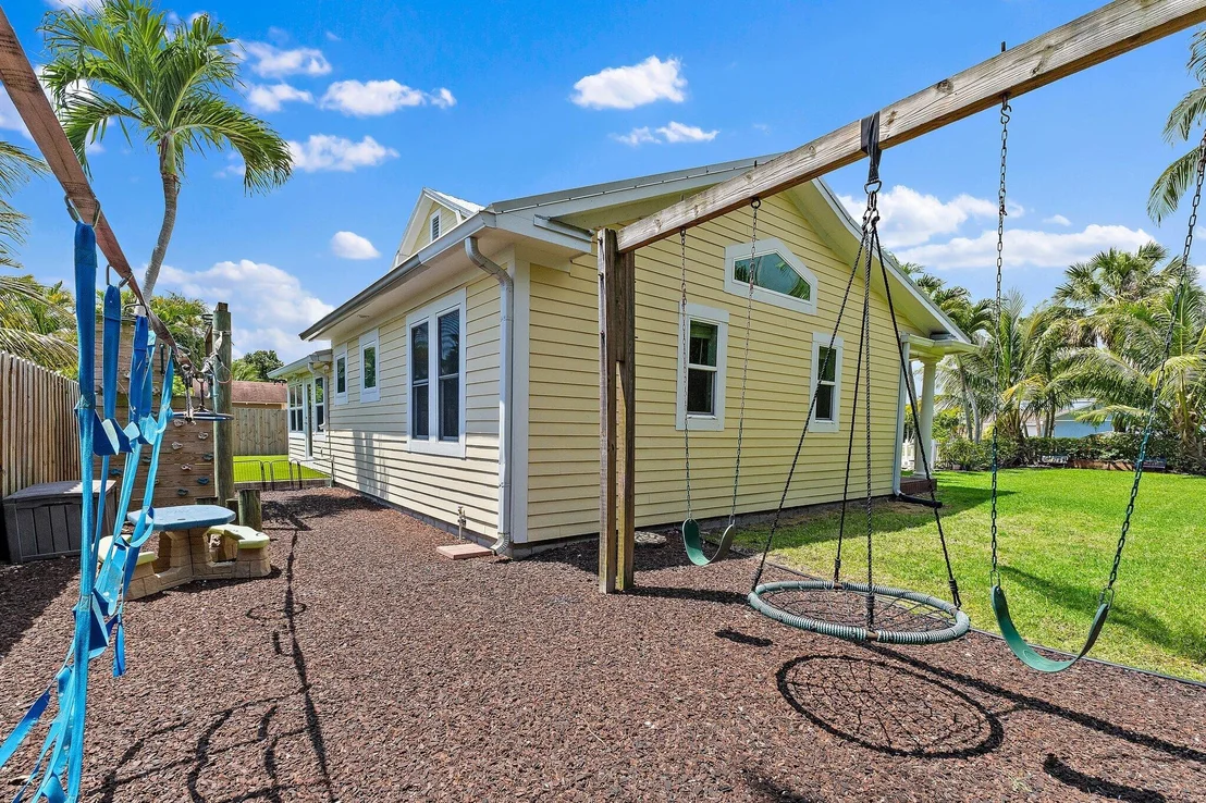 Photo of 715 Warren Drive