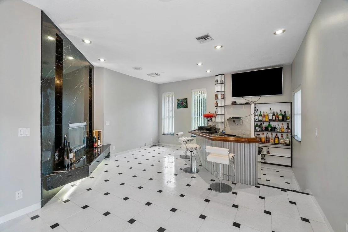 Photo of 648 Riviera Drive