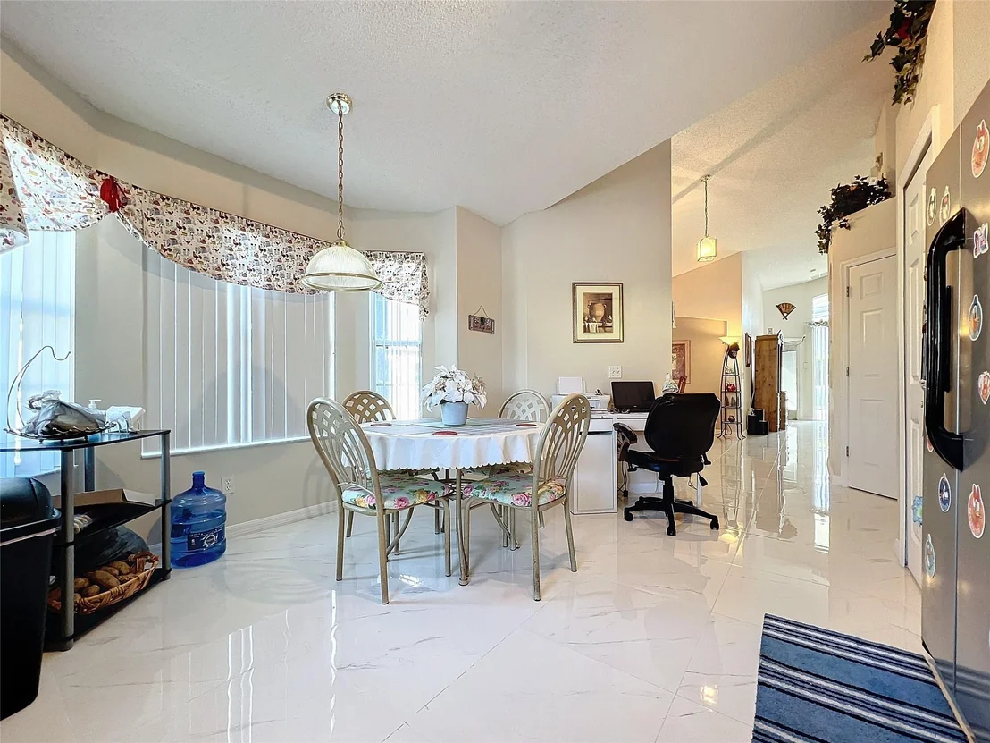 Photo of 204 W Fox Loop