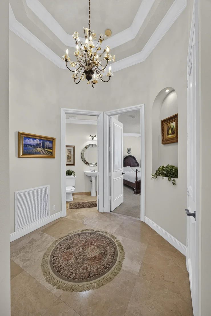Photo of 10715 Versailles Boulevard