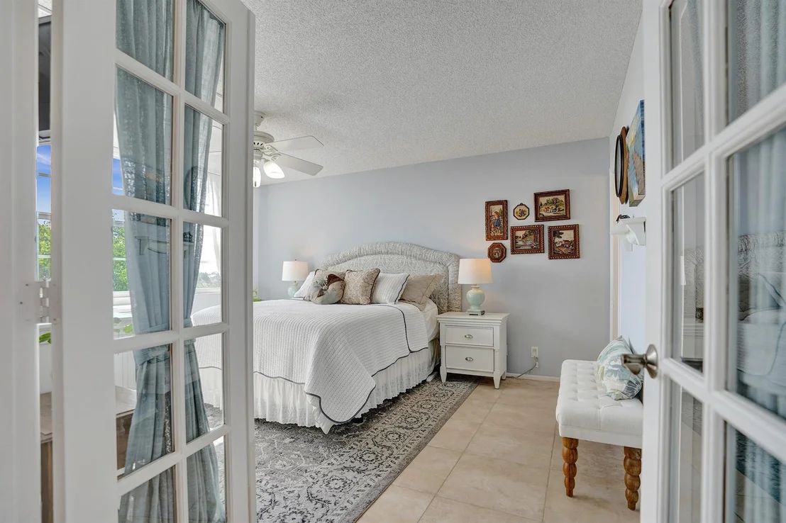 Photo of Unit UNIT405 at 2829 Florida Boulevard