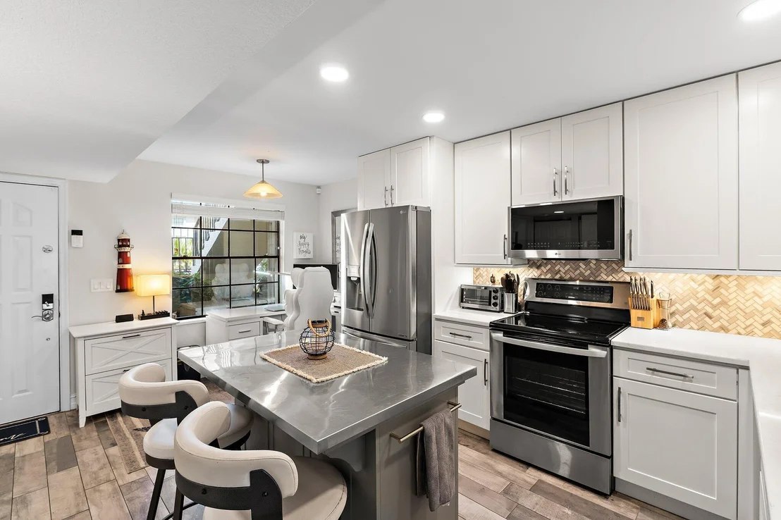 Photo of Unit B at 1201 Pinecrest Circle