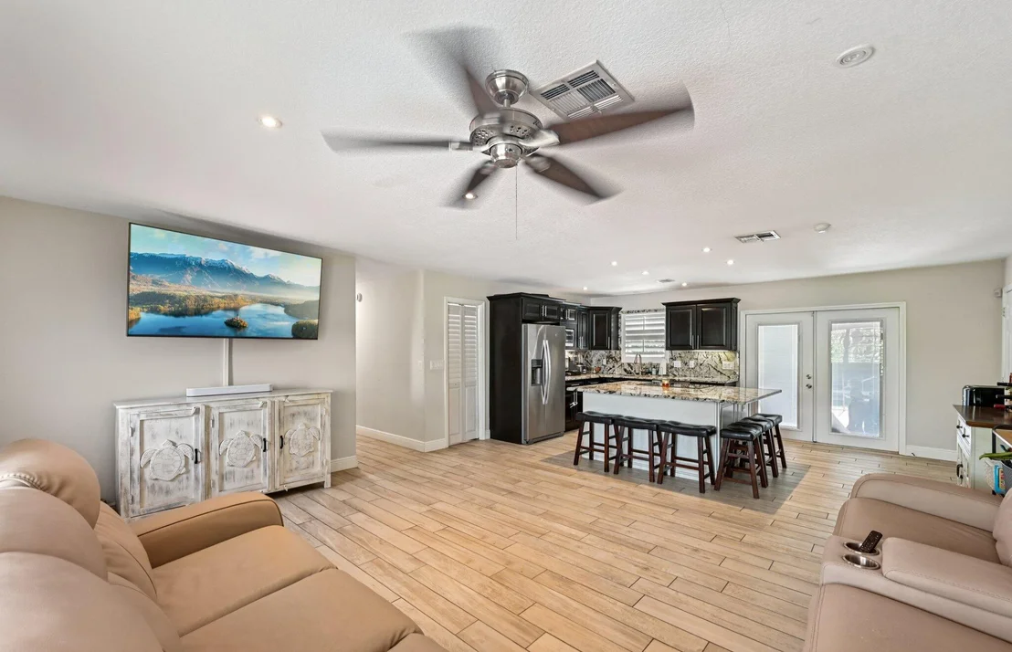 Photo of 405 E Whitney Drive